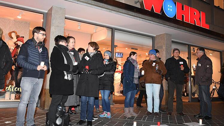 Mahnwache vor der Wöhrl-Filiale am Maxplatz. Foto: Ronald Rinklef