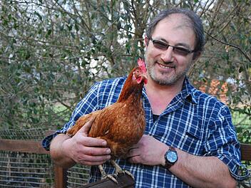 Michael L&uuml;ft aus Seligenstadt vermietet sein Federvieh. Wer &uuml;ber Ostern H&uuml;hner mietet, bekommt sogar die Ostereier frisch gelegt. Foto: epd