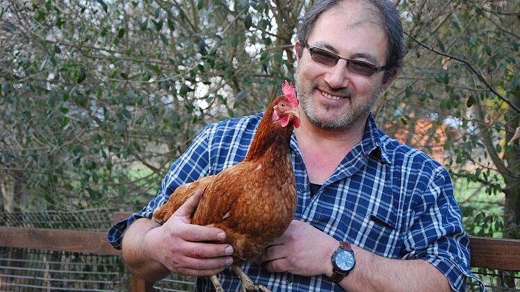 Michael L&uuml;ft aus Seligenstadt vermietet sein Federvieh. Wer &uuml;ber Ostern H&uuml;hner mietet, bekommt sogar die Ostereier frisch gelegt. Foto: epd