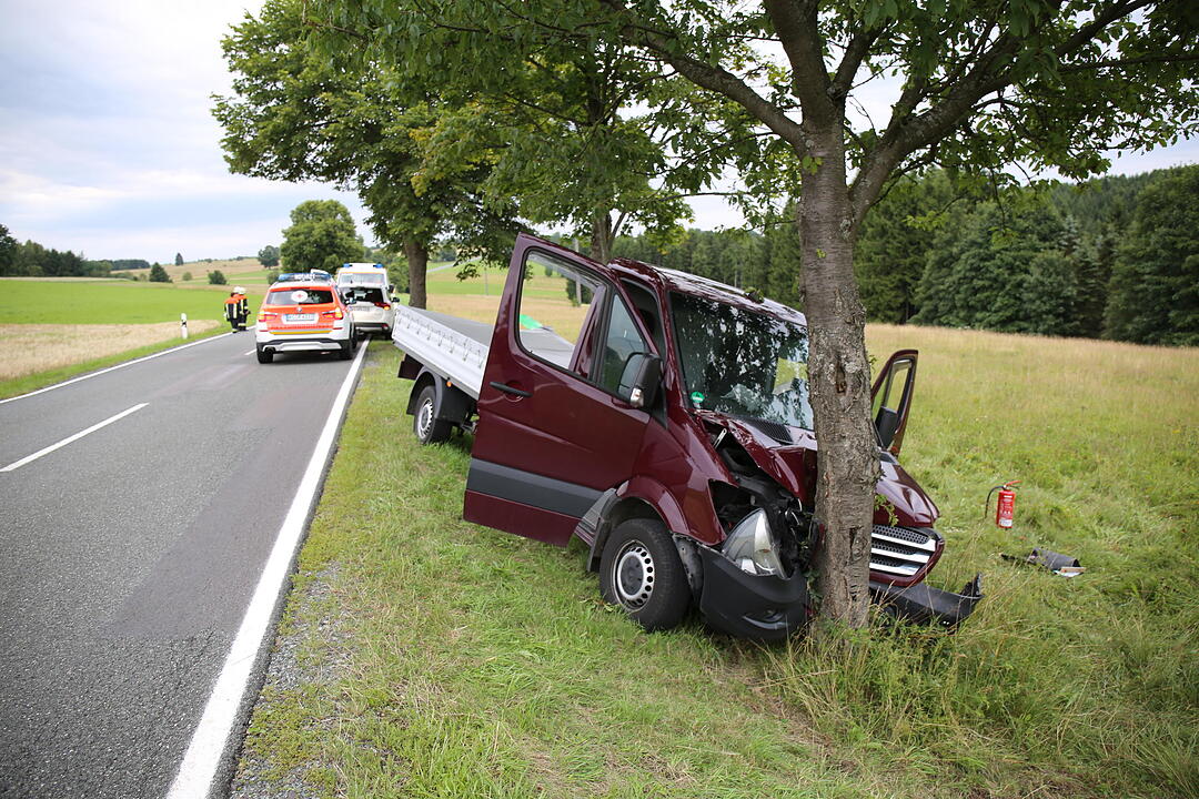 Kreis Kronach: Transporter prallt gegen Baum