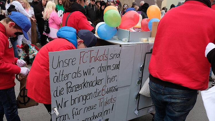 Als Panzerknacker versuchte die U9 vom FC Elfershausen an Geld für neue Trikots zu kommen.