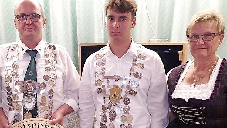 Rainer Hertlein (l.) ist der neue Schützenkönig, Lukas Brehm der neue Jugendkönig. Roswitha Schütze gratulierte.