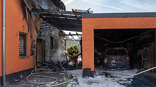 Markt Erlbach:  Brand in Einfamilienhaus – Vater und Sohn verletzt