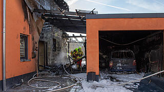 Markt Erlbach:  Brand in Einfamilienhaus – Vater und Sohn verletzt