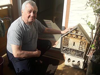 Der Herzopgenauracher Heinz Czellnik mit seinem Insektenhotel.  Foto: Bernhard Panzer