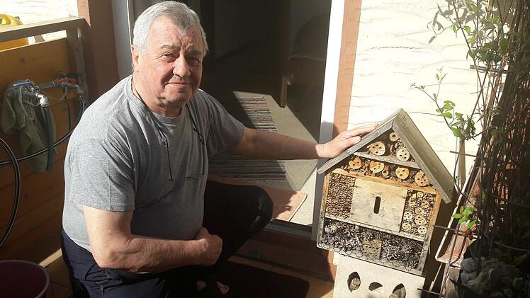 Der Herzopgenauracher Heinz Czellnik mit seinem Insektenhotel.  Foto: Bernhard Panzer