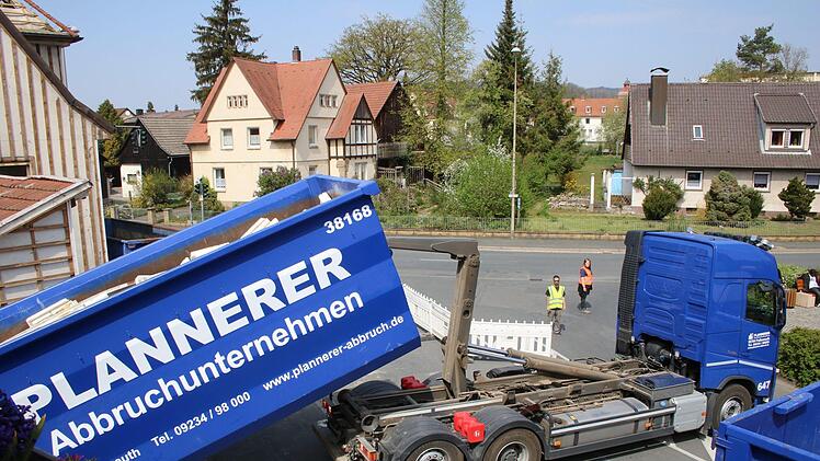 Das Gebäude Fritz-Hornschuch-Platz 2 in Mainleus wird abgerissen. Foto: Jürgen Gärtner