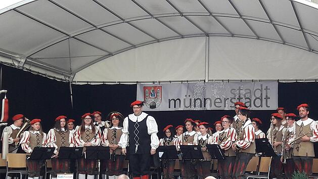 Das Jugendblasorchester der Stadt &uuml;berzeugte die Zuh&ouml;rer beim Saale-Musicum im Schlosshof, die John-Philipps-Bigband auch. Hartmut Hessel