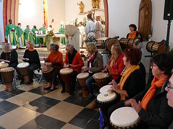 Die Trommelgruppe Baobab brachte am Senegalsonntag die Priesendorfer Kirche zum Beben.  Fotos: Marion Krüger-Hundrup
