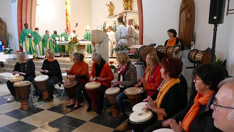 Die Trommelgruppe Baobab brachte am Senegalsonntag die Priesendorfer Kirche zum Beben.  Fotos: Marion Krüger-Hundrup