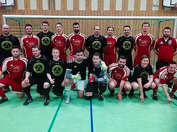 Gut gemischte Finalisten mit dem siegreichen FSV Unterleiterbach (schwarze Trikots) und dem Gastgeber TSV Staffelstein.  Foto: pr