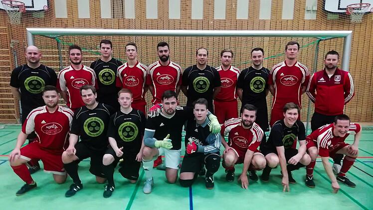 Gut gemischte Finalisten mit dem siegreichen FSV Unterleiterbach (schwarze Trikots) und dem Gastgeber TSV Staffelstein.  Foto: pr
