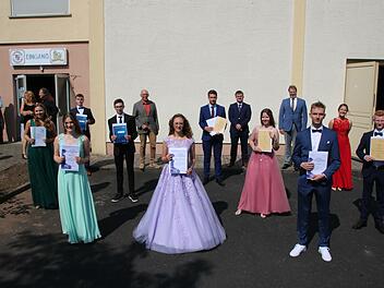 Die drei Besten des Abitur-Jahrgangs 2021 (vorne, von links) Elena Nöth, Katharina Ruderich und Nico Keller mit Preisträgern und Lehrern.