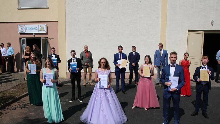 Die drei Besten des Abitur-Jahrgangs 2021 (vorne, von links) Elena Nöth, Katharina Ruderich und Nico Keller mit Preisträgern und Lehrern.