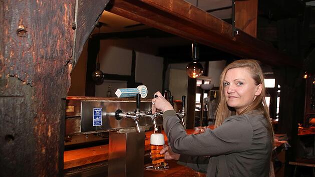 Nadine Angebrandt zapft schon einmal ein Bier. Am Freitag, 8. April, öffnet die Münnerstädter Kultkneipe wieder ihre Pforten. Foto: Thomas Malz