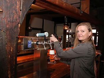 Nadine Angebrandt zapft schon einmal ein Bier. Am Freitag, 8. April, öffnet die Münnerstädter Kultkneipe wieder ihre Pforten. Foto: Thomas Malz
