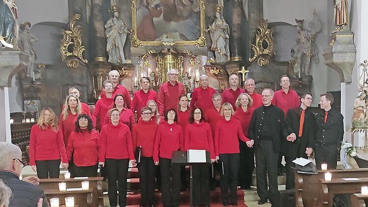 Die „Amazingers“ singen Gospel-Lieder in der Kirche St. Bartholomäus in Kirchehrenbach.