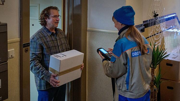 Ralf Prange (Bjarne Mädel) freut sich, wenn Paketbotin Dörte (Katharina Marie Schubert) vorbeikommt.