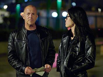 Ingo Thiel (Hein Ferch) und Lee Sooyoung (Kotbong Yang) sch&auml;tzen den Vermisstenfall unterschiedlich ein.