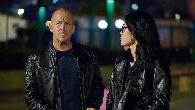 Ingo Thiel (Hein Ferch) und Lee Sooyoung (Kotbong Yang) sch&auml;tzen den Vermisstenfall unterschiedlich ein.