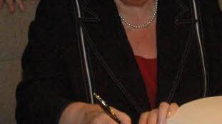 Landtagspräsidentin Barbara Stamm trug sich ins Goldene Buch der Marktgemeinde Maroldsweisach ein. Dort sind auch die Unterschriften des verstorbenen Bundespräsidenten Johannes Rau und des früheren Ministerpräsident Günther Beckstein zu finden. Foto: Gerhard Schmidt