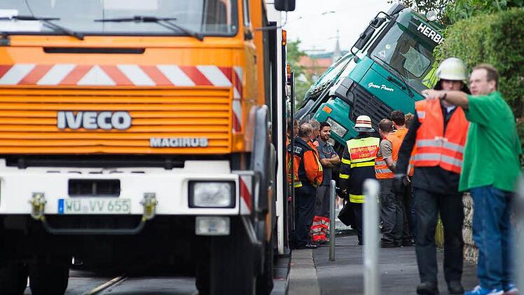 Ein Großaufgebot sicherte die Unfallstelle nach dem Unfall eines Lkw mit einer Straßenbahn in Würzburg. Foto: Tobias Köpplinger