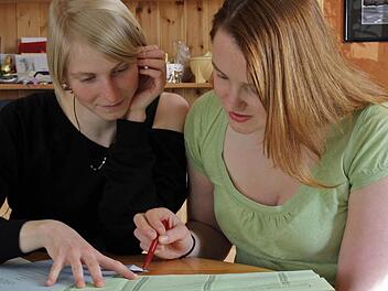 Annatina Müller (links) und Franziska Geyer studieren die Wahlzettel. Damit die Stimmen nicht ungültig werden, gilt es einiges zu beachten. Foto: Katrin Geyer