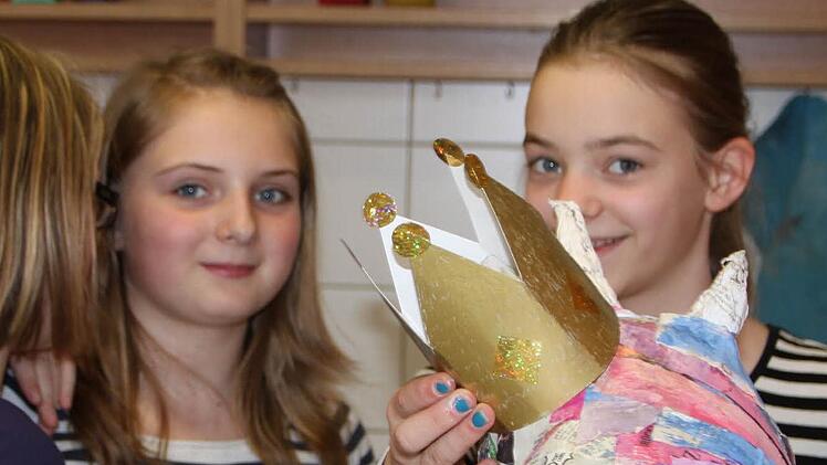 Katharina, Hannah und Lea setzen ihrer Kreation "Zeitsus" die Krone auf.