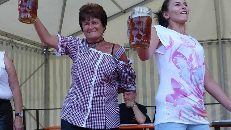 Bei den Frauen trat in der Schlussrunde Mutter Luise Leuker (links) gegen ihre Tochter an.  Foto: Georg Wolf