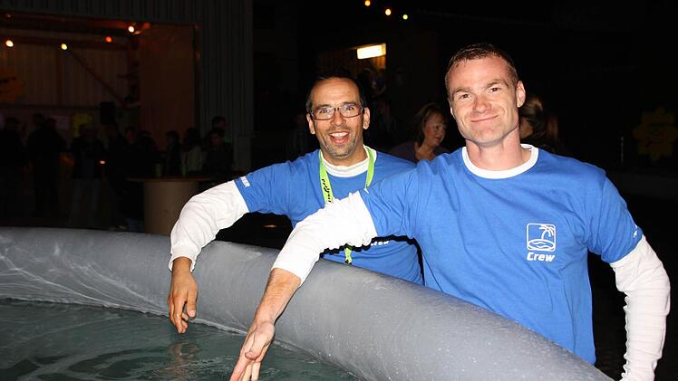 Markus Reusch und Thomas Hüfner testen die Wasser-Temperatur.