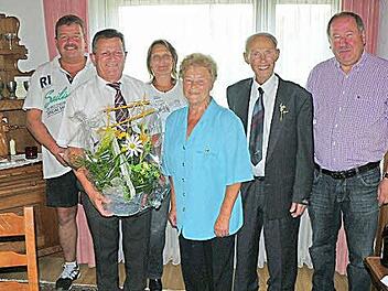 Das Jubelpaar Katharina und Helmut Knorr mit (von links) Bernd Zuber, Herbert Opel, Karin Becker und Alfred Kolenda. Foto: Klaus-Peter Wulf
