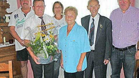 Das Jubelpaar Katharina und Helmut Knorr mit (von links) Bernd Zuber, Herbert Opel, Karin Becker und Alfred Kolenda. Foto: Klaus-Peter Wulf