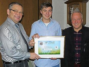 Felix Heinisch (Mitte) mit der Auszeichnung Europa-Champion mit dem stolzen Vorsitzenden Wolfgang Krügel (rechts) und seinem Stellvertreter Elmar Hildner Fotos: Klaus-Peter Wulf