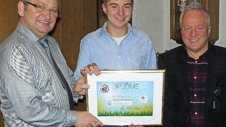 Felix Heinisch (Mitte) mit der Auszeichnung Europa-Champion mit dem stolzen Vorsitzenden Wolfgang Krügel (rechts) und seinem Stellvertreter Elmar Hildner Fotos: Klaus-Peter Wulf