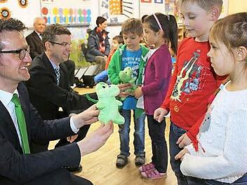 AOK-Direktor Christian Grebner und Dritter Bürgermeister Markus Wich überreichen das Gesundheitsmaskottchen an (von links) Danis Becic, Miray Kemah, Benjamin Siebert, Emmely Förtsch. Foto: V. Schadeck
