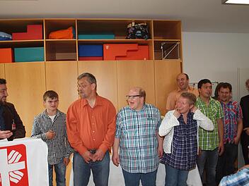 Der Leiter der Außenwohngruppen, Markus Kleinhenz (links), stellte die Bewohner der Außenwohngruppe 1 vor.