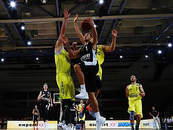 Fabien Causeur zieht zum Korb. Fotos: Daniel Löb