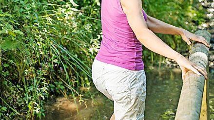 Zu den reizvollen Themenrouten zählt der Kneippweg in Olsberg mit seinen 39 Kilometern und den sechs natürlichen Wassertretstellen in Quellen und Bächen. djd/Tourismus Brilon Olsberg