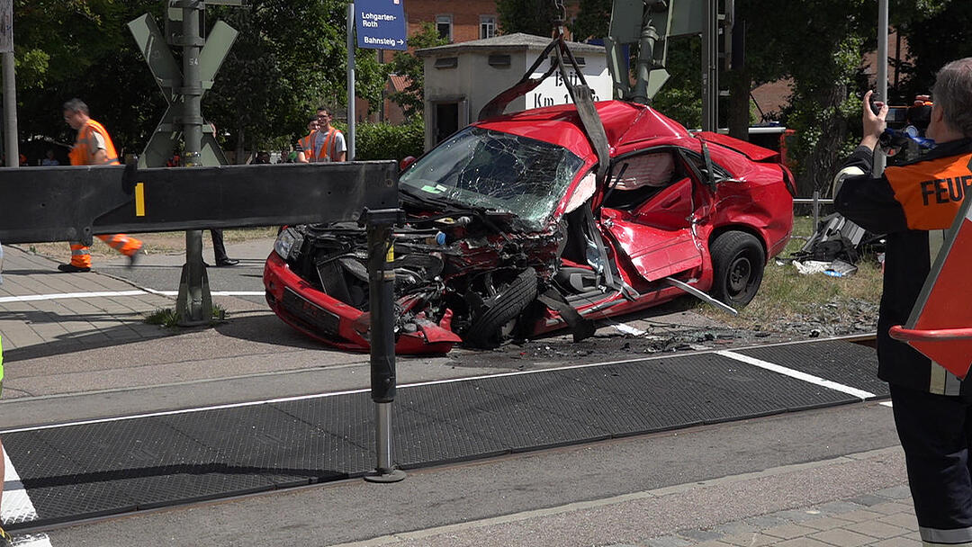 Auto fährt in Roth trotz Warnzeichen auf Gleise und wird von Zug erfasst