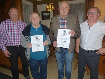 Die zwei "Kühlenfelser Herzbuben" wurden für 40 Jahre Mitgliedschaft geehrt (v. l.): Zweiter Vorsitzender Otto Brendel, Georg Persau, Georg Polster und Vorsitzender Walter Potzler. Foto: Thomas Weichert
