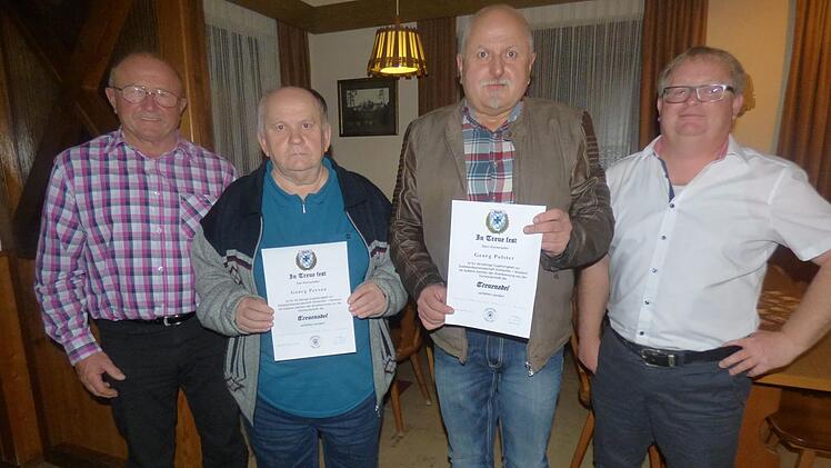 Die zwei "Kühlenfelser Herzbuben" wurden für 40 Jahre Mitgliedschaft geehrt (v. l.): Zweiter Vorsitzender Otto Brendel, Georg Persau, Georg Polster und Vorsitzender Walter Potzler. Foto: Thomas Weichert