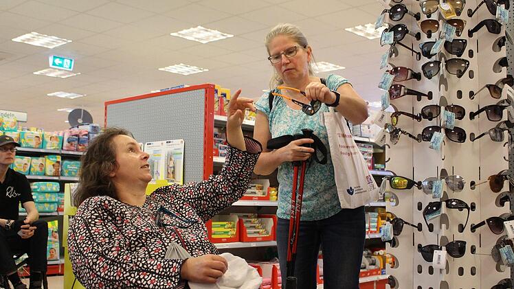 Unerreichbar für viele Rollstuhlfahrer: Die oberen Regale in den Einkaufsmärkten und viele Durchgänge, die von Aufstellern versperrt sind. Foto: Julia Raab