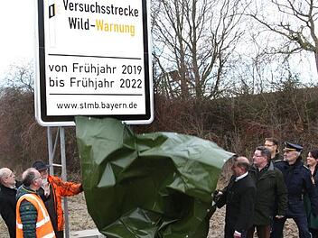 Im Beisein von zahlreichen Behörden- und Medienvertretern enthüllte Bayerns Innenstaatssekretär Gerhard Eck (4. von rechts) die Hinweistafel an der Teststrecke bei Schonungen.Foto: Karlheinz Franz