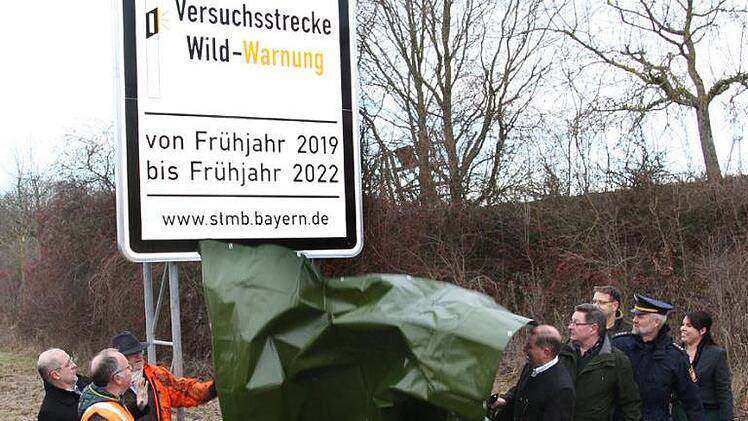 Im Beisein von zahlreichen Behörden- und Medienvertretern enthüllte Bayerns Innenstaatssekretär Gerhard Eck (4. von rechts) die Hinweistafel an der Teststrecke bei Schonungen.Foto: Karlheinz Franz