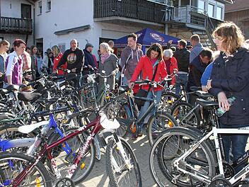 Das herrliche Frühlingswetter lockte viele Radbegeisterte am Sonntagmorgen zurFahrradbörse nach Leuchau. Fotos: Sonny Adam