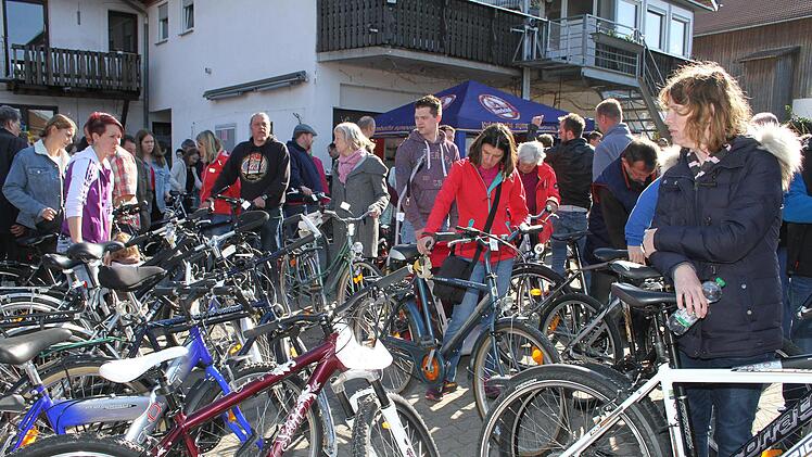 Das herrliche Frühlingswetter lockte viele Radbegeisterte am Sonntagmorgen zurFahrradbörse nach Leuchau. Fotos: Sonny Adam