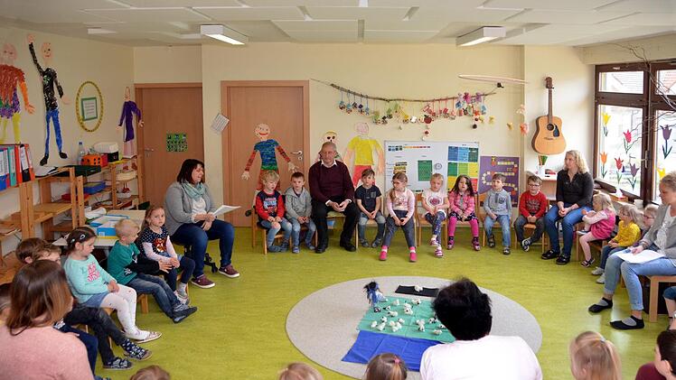 Zum Abschied gab es für den scheidenden Diakon Michael Schlereth eine selbst gestaltete Urkunde, eine Kerze sowie ein persönliches Geschenk von den Kindern, dem Personal und der Leiterin Nicole Kleinhenz des Montessori Kinderhauses St. Pius in Waldfenster. Foto: Peter Rauch