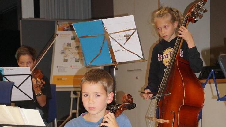 Wenn der Stuhl fürs Cellospiel zu hoch ist, dann tut es auch ein Eimer.Marion Eckert