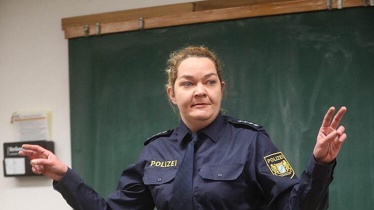 Starker Auftritt: In der Rolle der Polizistin Hannah Stein  betreibt Friedericke Pasch Aufklärungsarbeit im Klassenzeit - Aufklärungsarbeit zum Thema Mobbing einer Mitschülerin im Internet.Foto: Henning Rosenbusch
