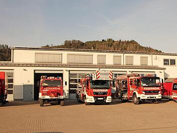 Sechs Fahrzeuge sind zurzeit im Feuerwehrzentrum Stadtsteinach stationiert, nur fünf davon haben ein Dach über dem Kopf. Den Anbau einer weiteren Halle für das Katastrophenschutz-Fahrzeug genehmigte jetzt der Stadtrat nach einer Besichtigung. Foto: Klaus Klaschka